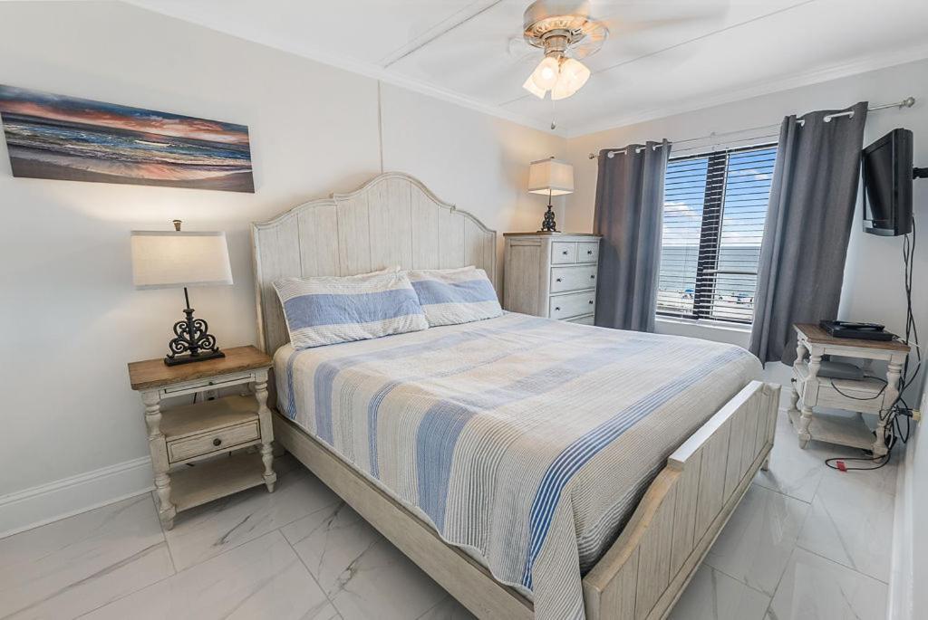 Island Winds East: Renovated Beachfront Condo near Hangout Gulf Shores Exterior photo